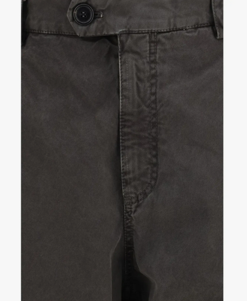 Brunello Cucinelli Pantalone in gabardina di cotone smerigliato con tasche cargo - Testa di moro